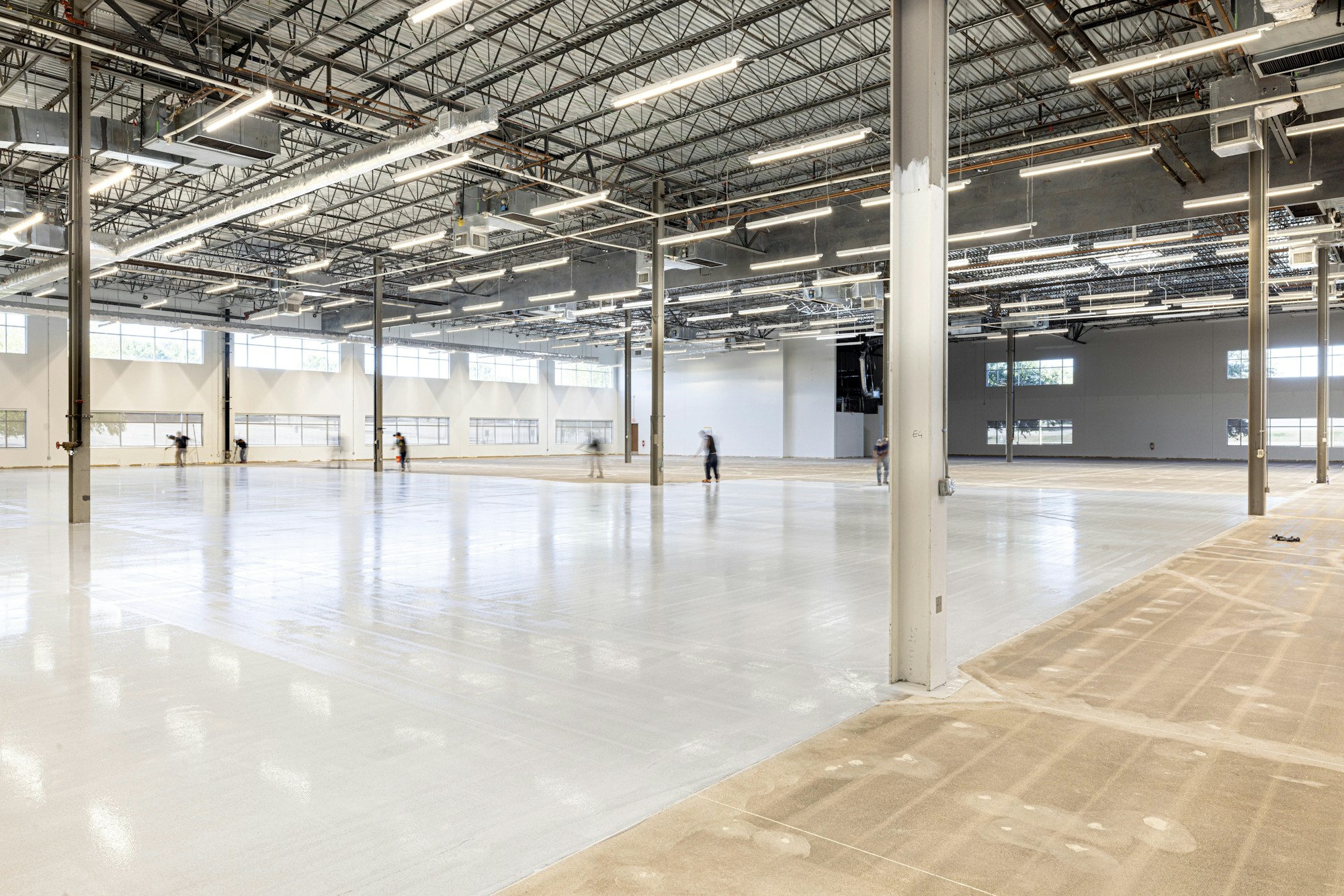 Capannone industriale moderno e luminoso con pavimento in calcestruzzo lucidato — contesto applicativo per DENKA POWER CSA® TYPE S
